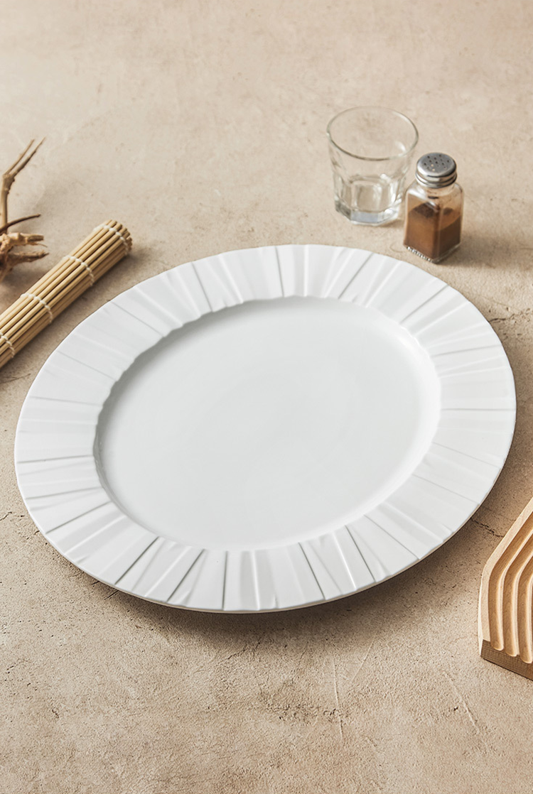 Durable ceramic platter for professional hospitality service