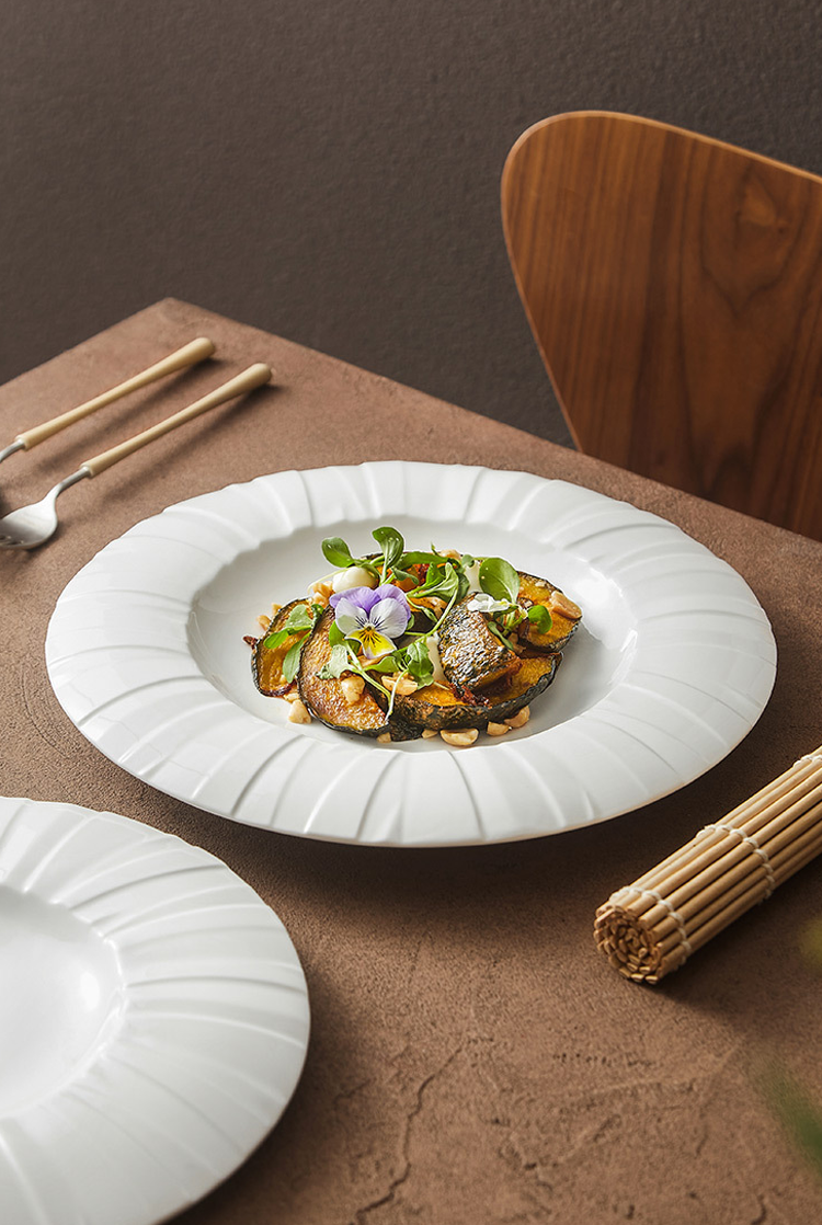 Elegant ceramic dinner plate for restaurants and fine dining