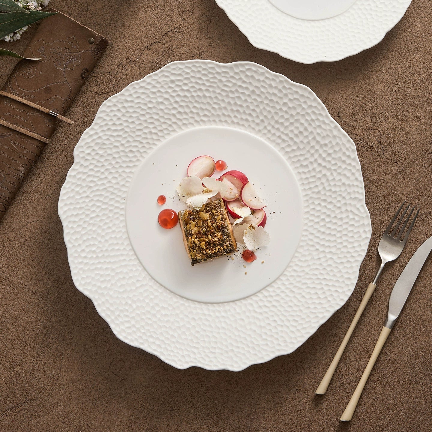 Elegant ceramic dinnerware for home and restaurant use