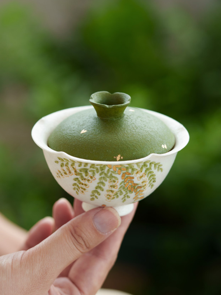 Elegant ceramic gaiwan with green lid design
