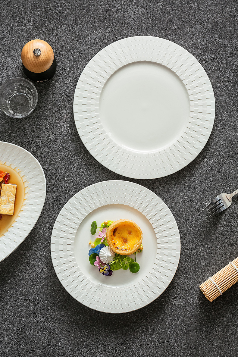 Elegant flat plate for modern table settings and plating