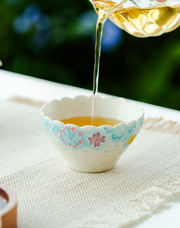 Elegant floral ceramic teacup 70g