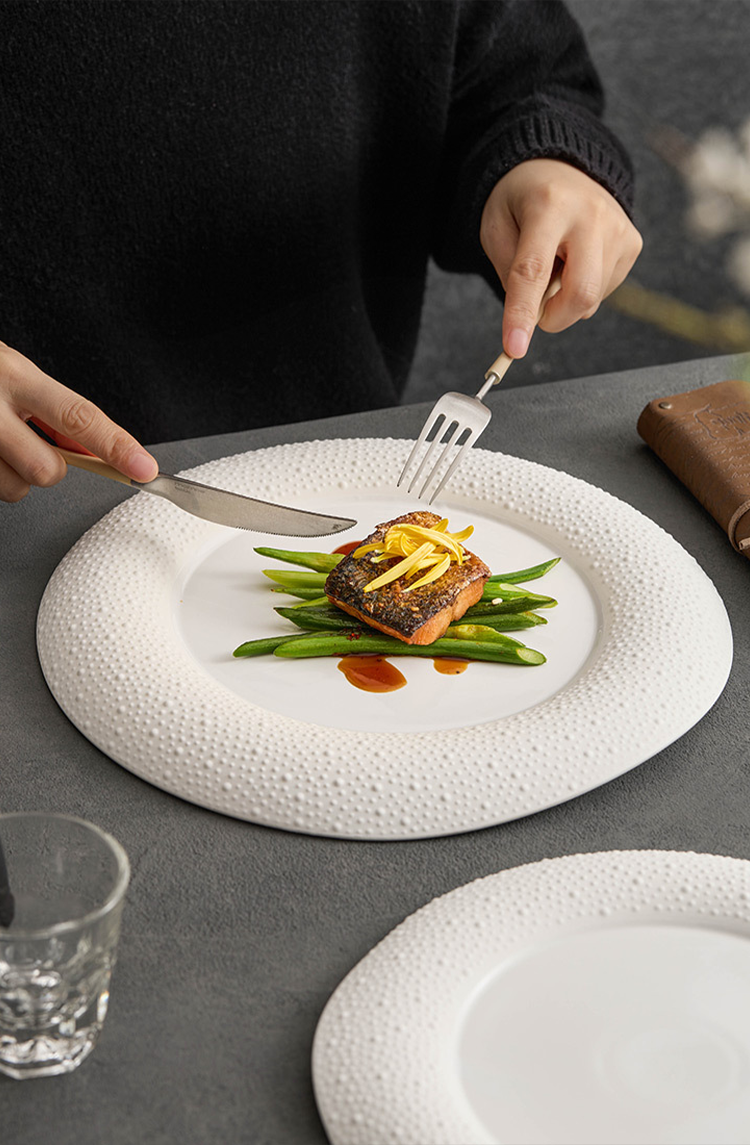 Elegant minimalist plate for restaurant table settings and home décor.