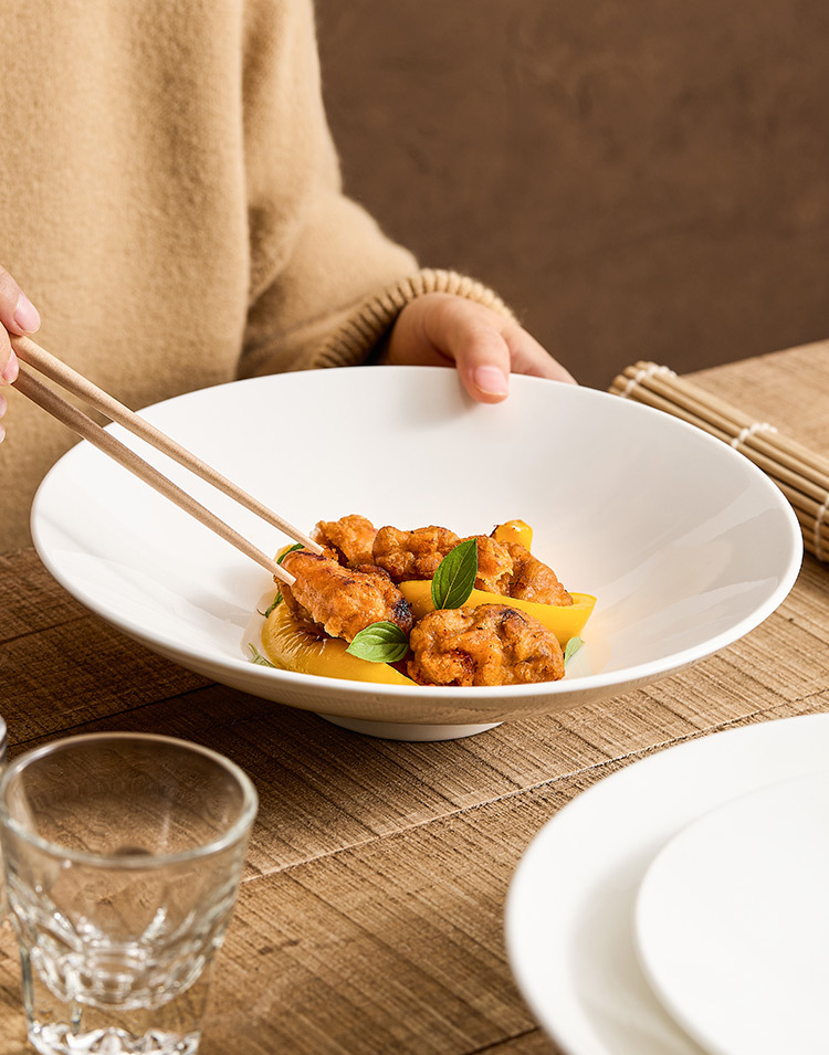 Elegant porcelain ramen bowl design