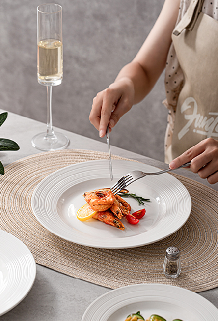 Elegant shallow plate for modern table settings
