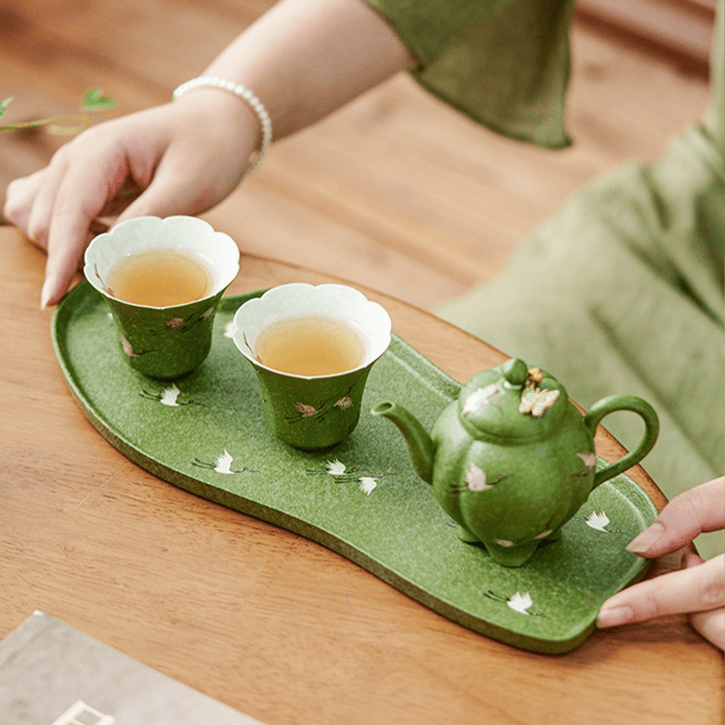 Elegant tea tray with hand-painted crane motif for Gongfu rituals