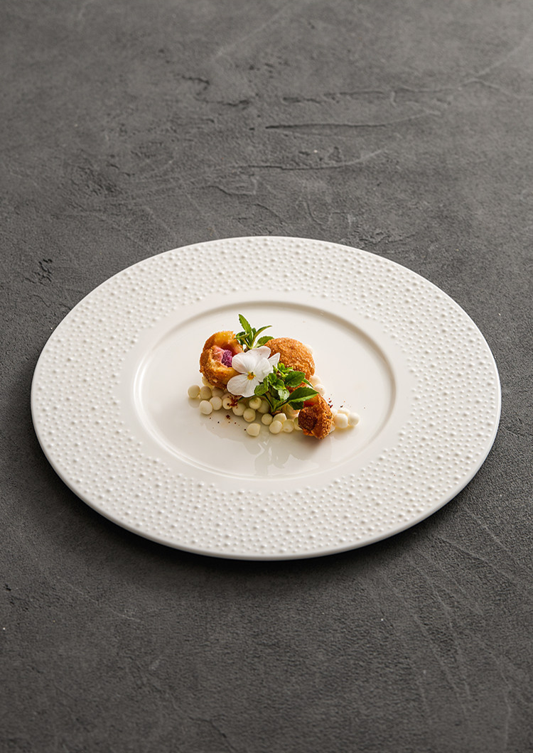 Fine ceramic 774g dinner plate with sesame point texture and wide rim design.