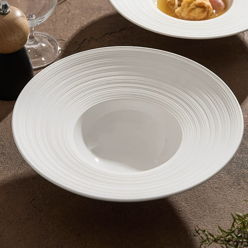 Fine dining ceramic plate with sculptural rim