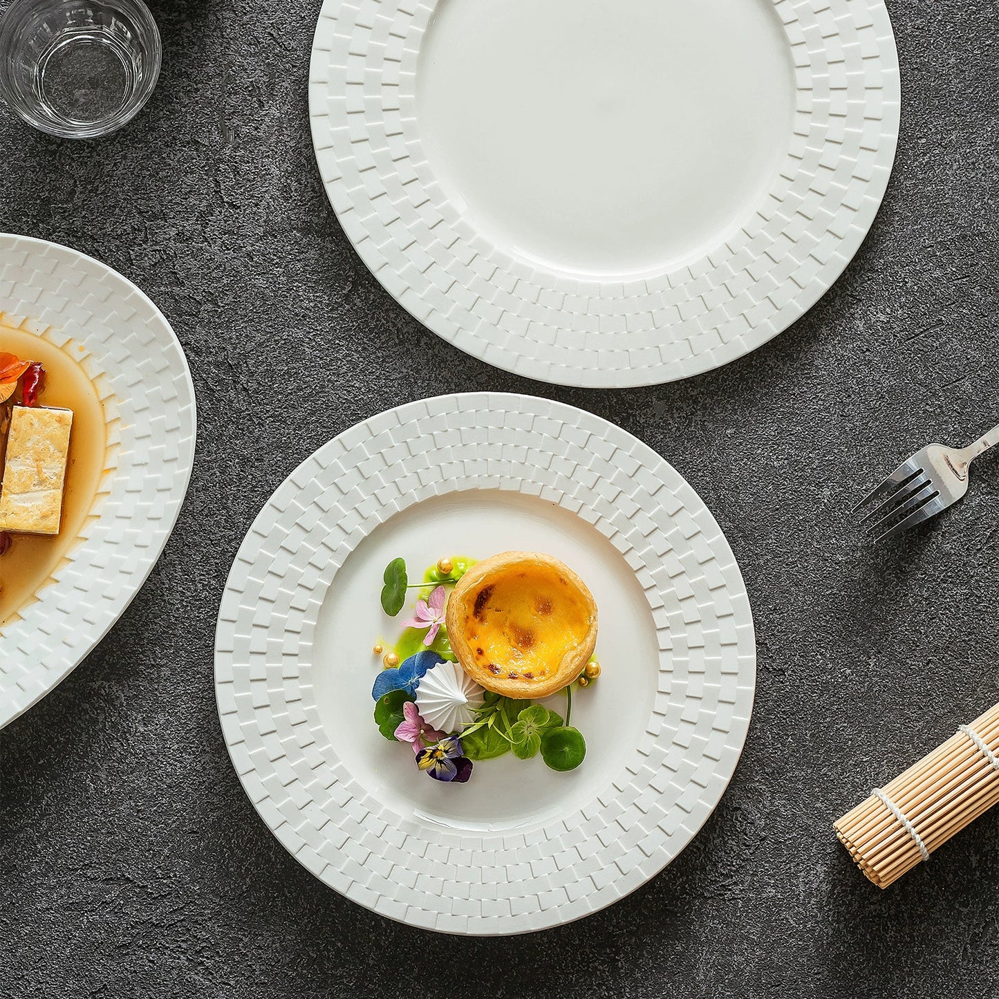 Flat ceramic plate with woven relief rim for refined plating