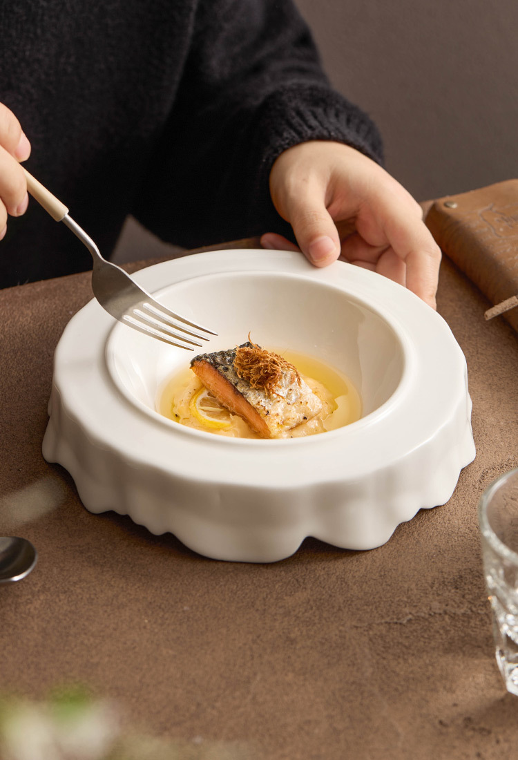 GOSEUNG Cloudform plate with calm aesthetic and natural rhythm.