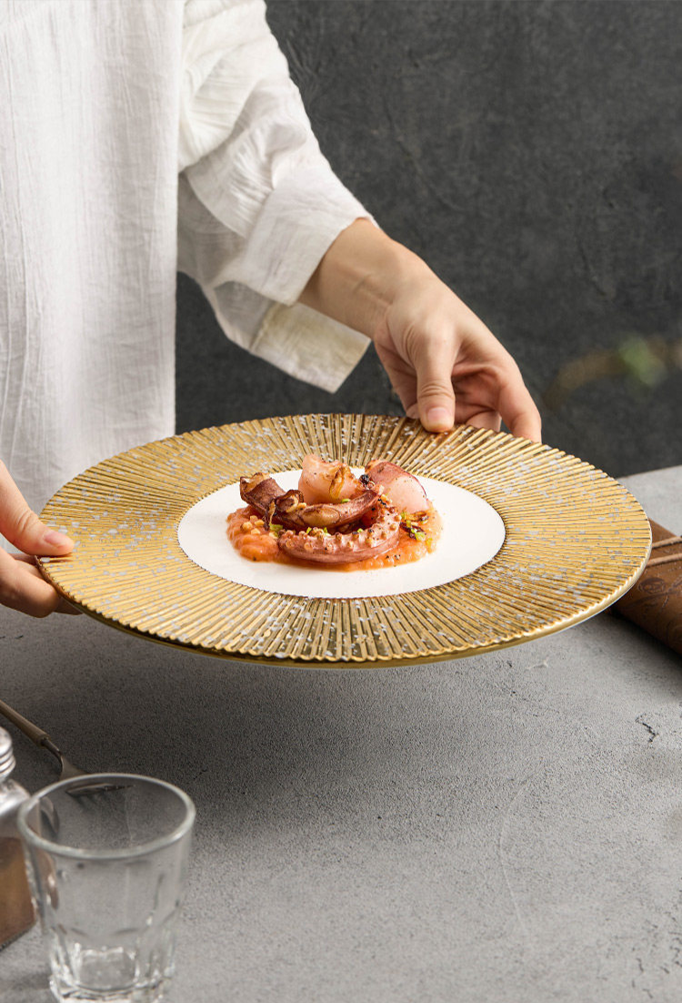 GOSEUNG Heritage Collection 12-inch golden radial gear dinnerware.