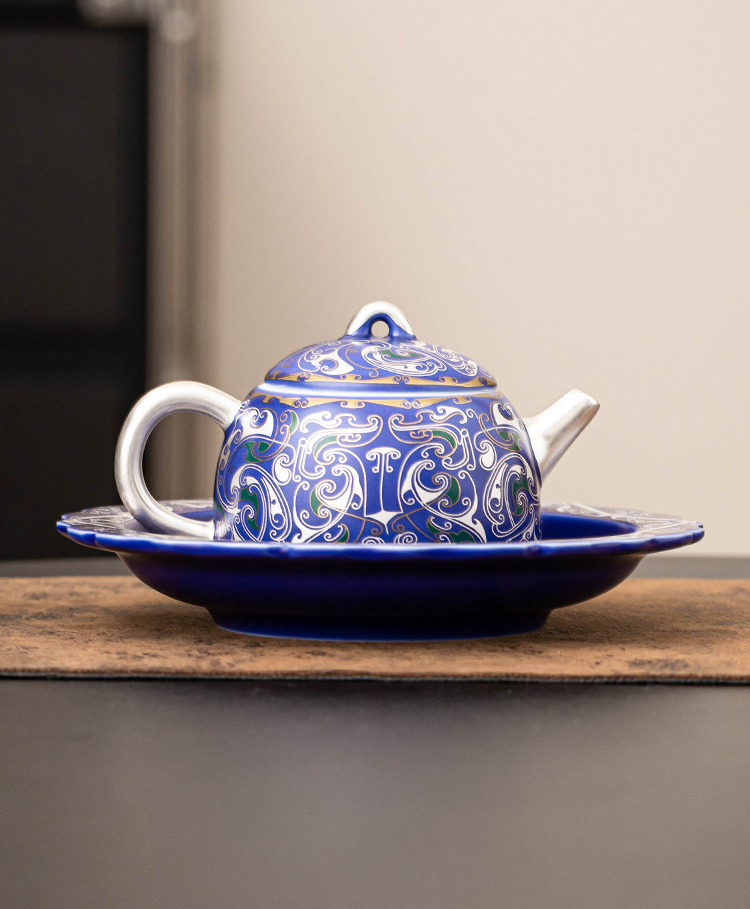 GOSEUNG Imperial Collection teapot in imperial blue with silver trim