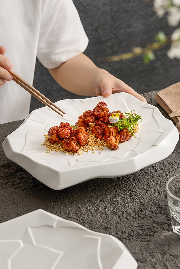 GOSEUNG cracked-edge display plate on stone background.