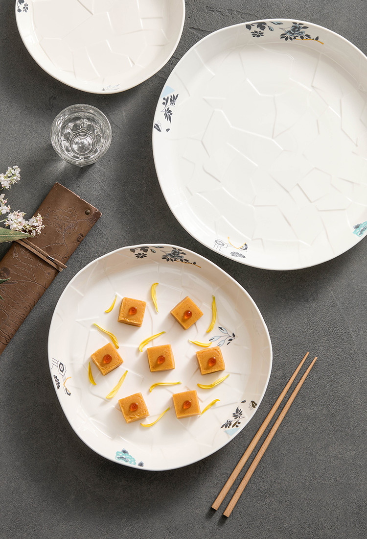 GOSEUNG cracked design plate with calm matte glaze.