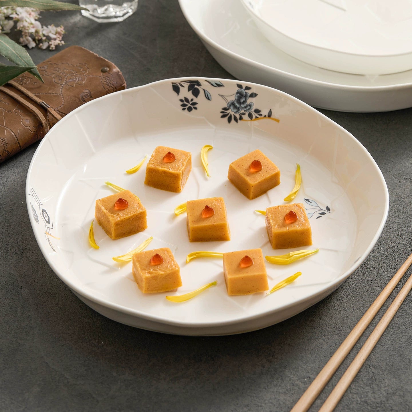 GOSEUNG cracked texture rim soup plate in ivory porcelain.