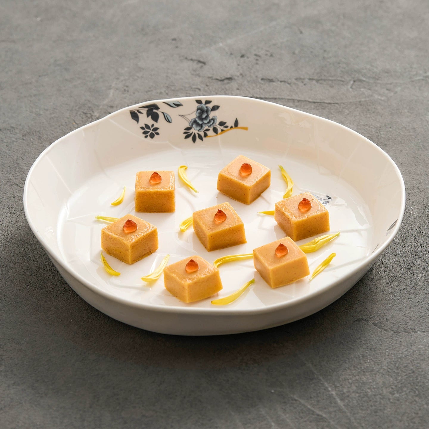 GOSEUNG high-fired porcelain bowl for soup and pasta.