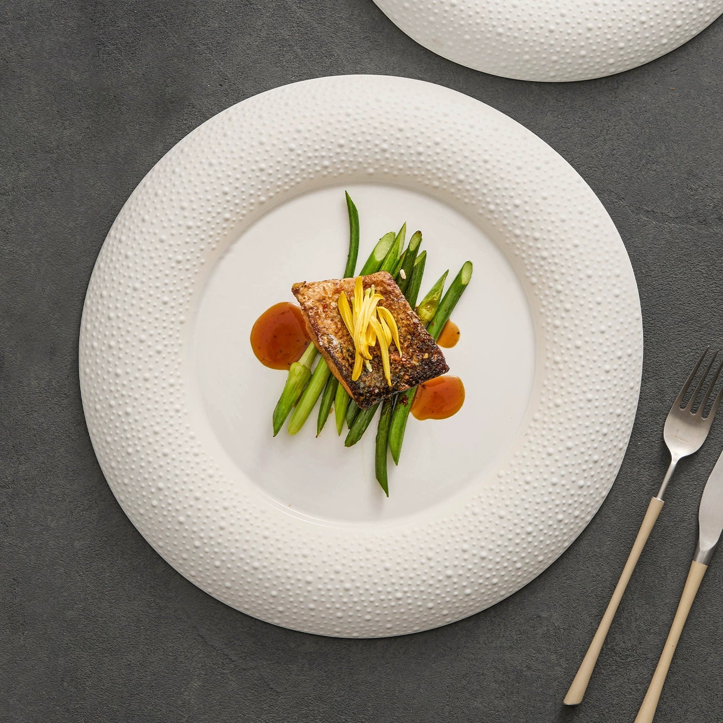 GOSEUNG matte pebble-edge porcelain plate with minimalist texture and round form.