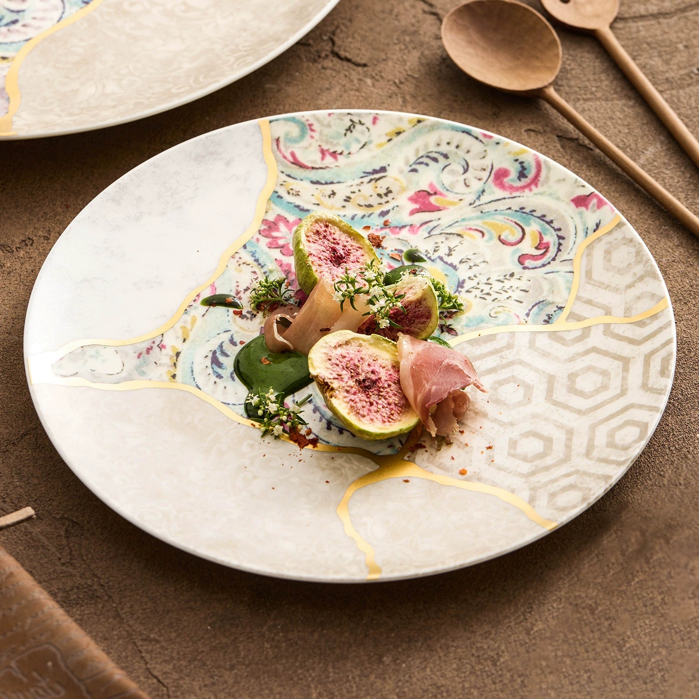 GOSEUNG silk brocade gold-thread shallow plate detailed view