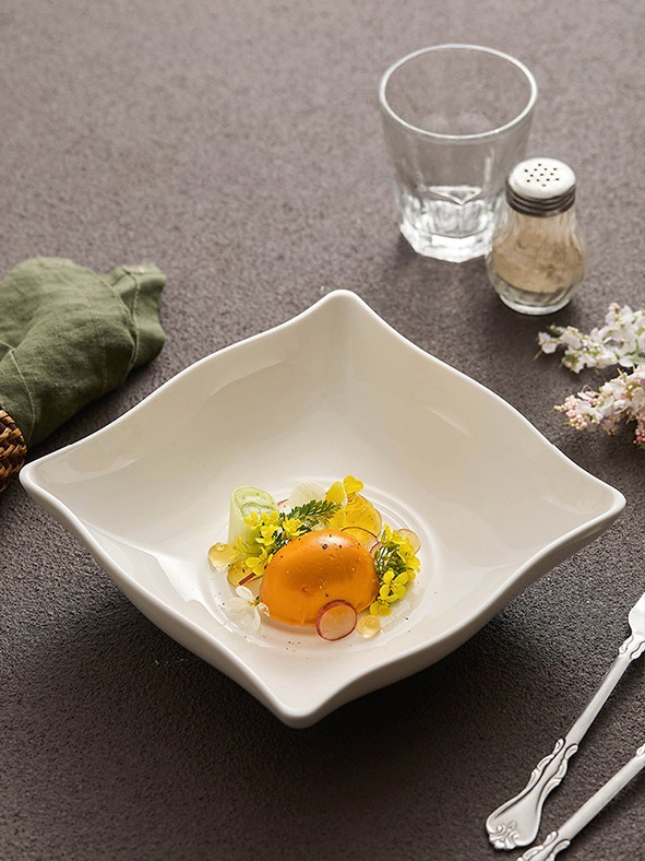 GOSEUNG white swirl pattern plate close-up