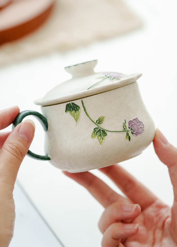 Gift-ready ceramic tea cup with traditional art box