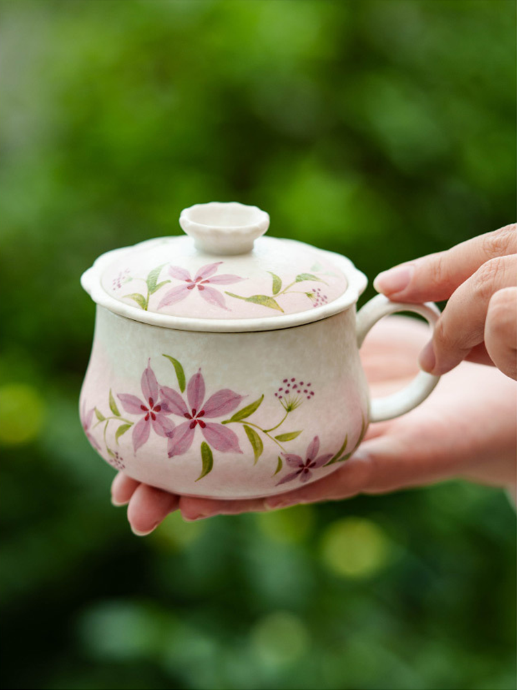 Gift-ready ceramic tea cup with traditional art packaging