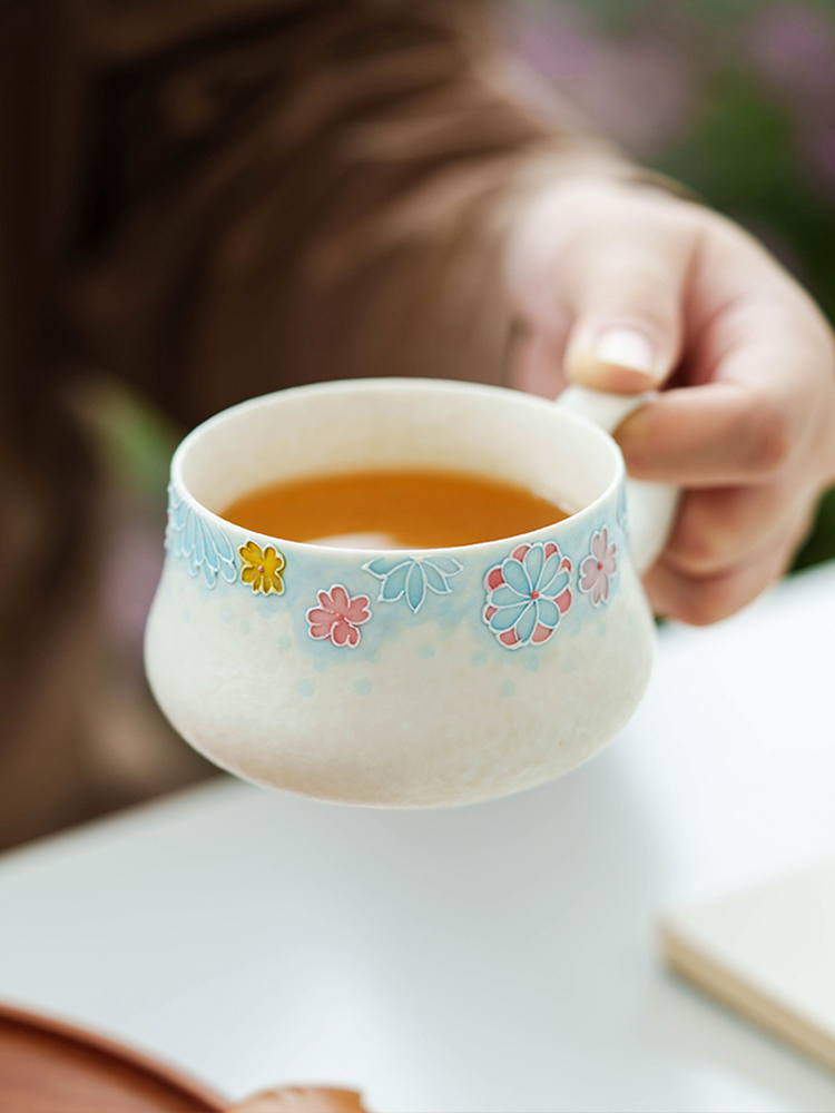 Gift-ready ceramic tea cup with traditional artwork box