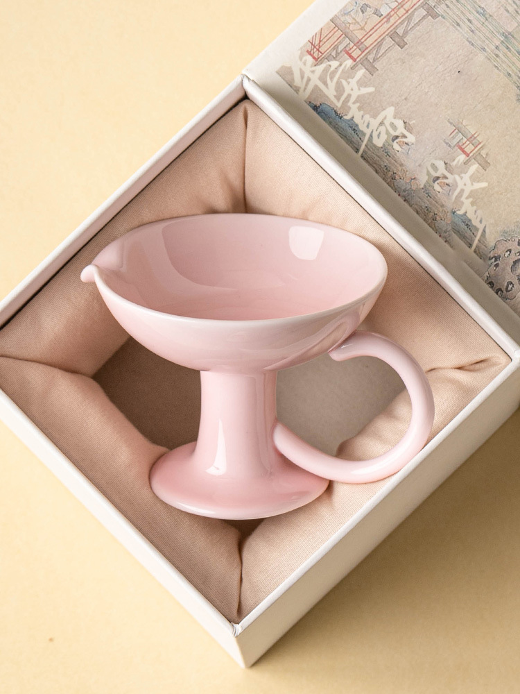 Giftable ceramic candle holder with elegant pedestal base