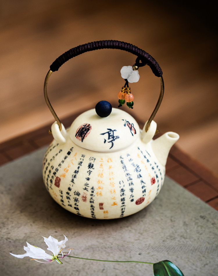 Gongfu tea teapot with jade charm