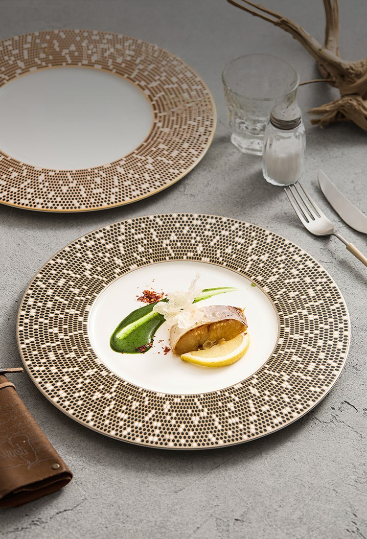 Gourmet presentation plate with dual-tone brown speckled textured edge