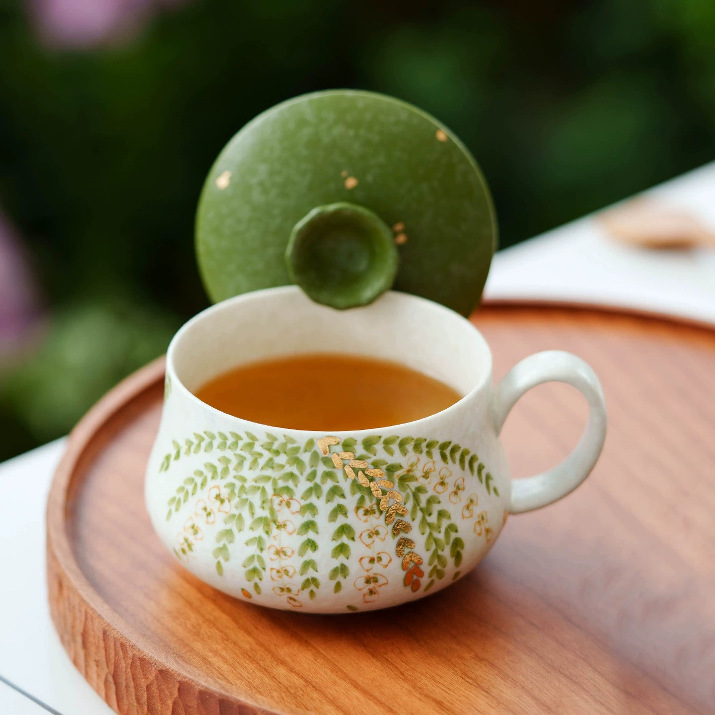 Hand-painted ceramic tea cup with lid