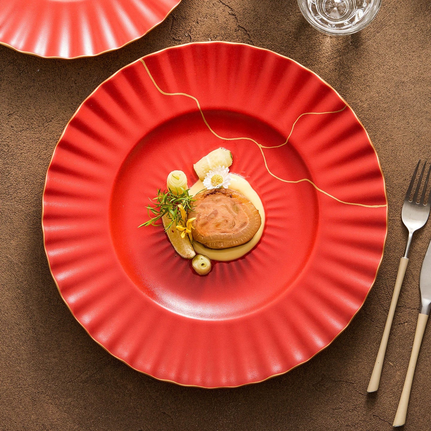 Heat-resistant ceramic dinner plate in red