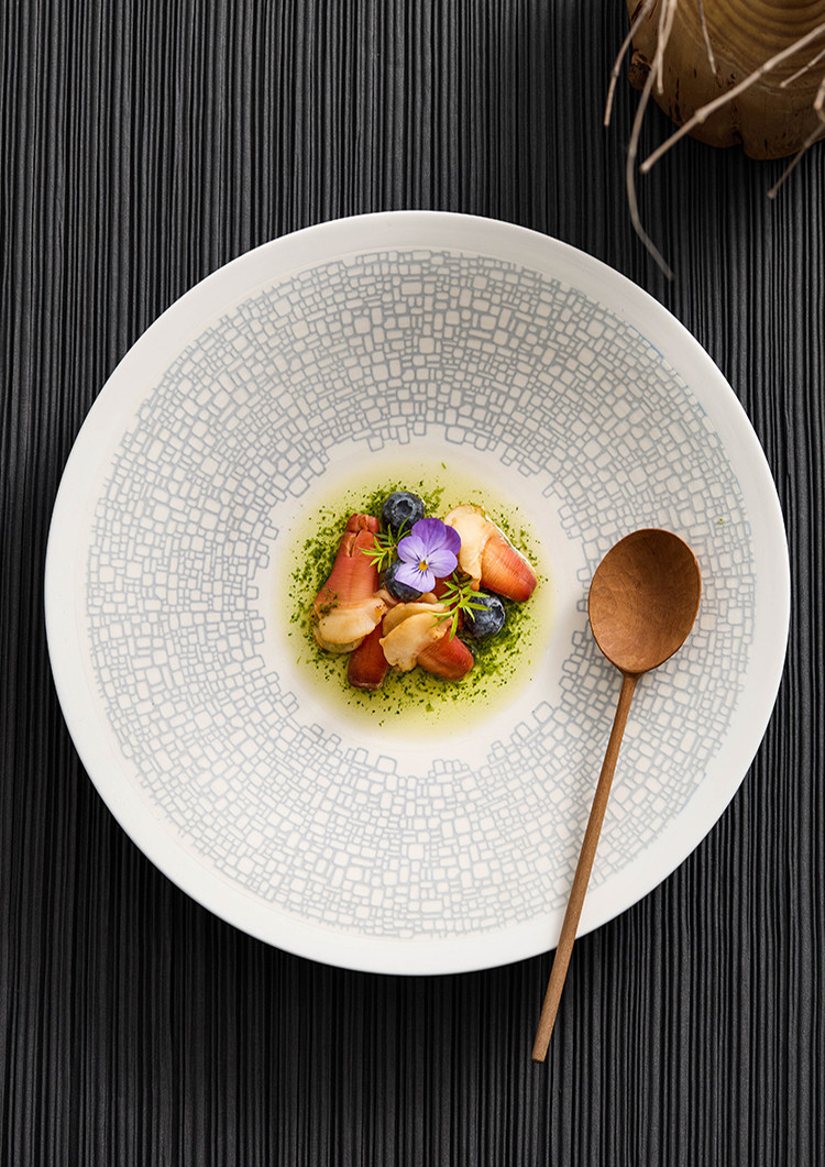 Heavyweight 887g porcelain pasta dish for high-end restaurant use.