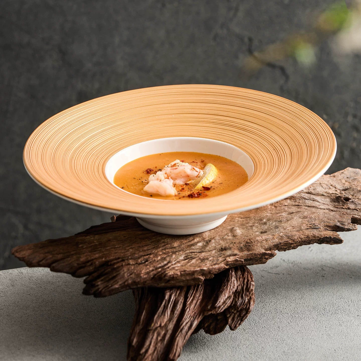 High-End Metallic Rim Dish