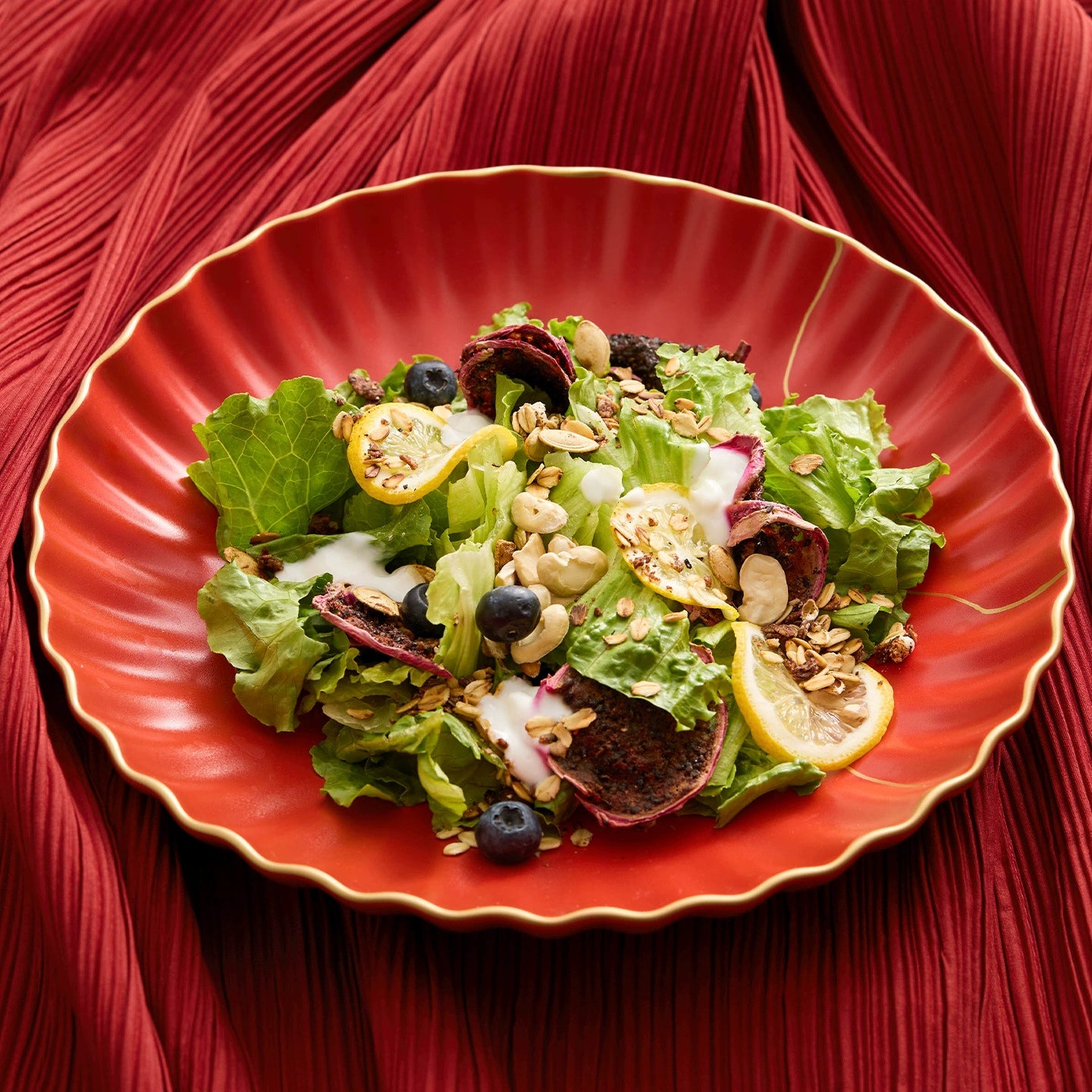 High-end red ceramic fruit bowl with gold detailing