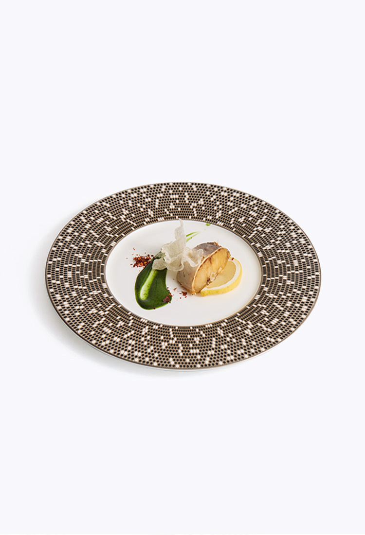 High-end restaurant style plate with coffee brown and caramel brown rim design