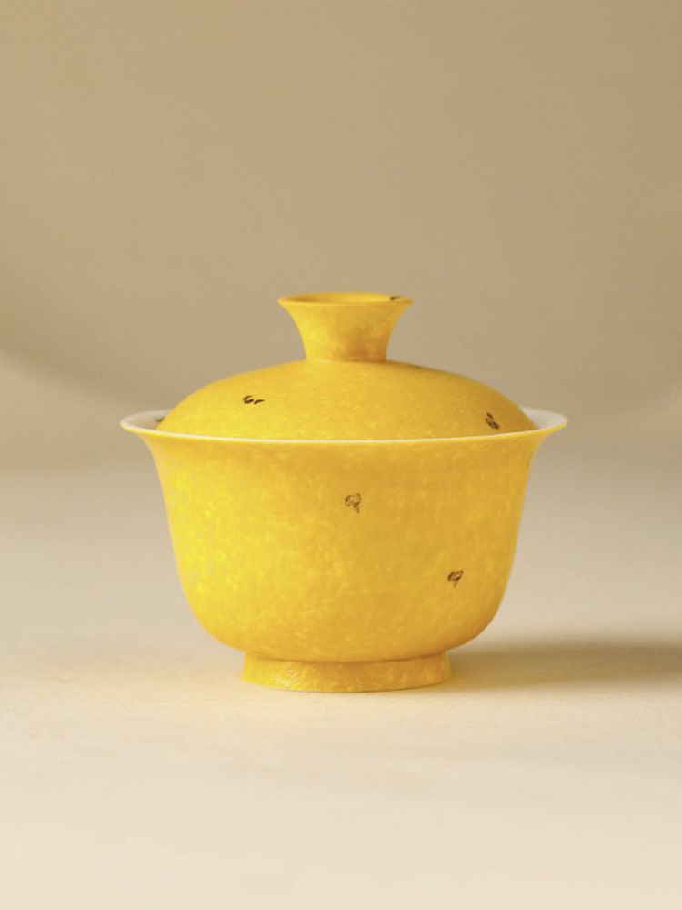 High-saturation imperial yellow gaiwan with a modern architectural silhouette and traditional hand-painted accents.