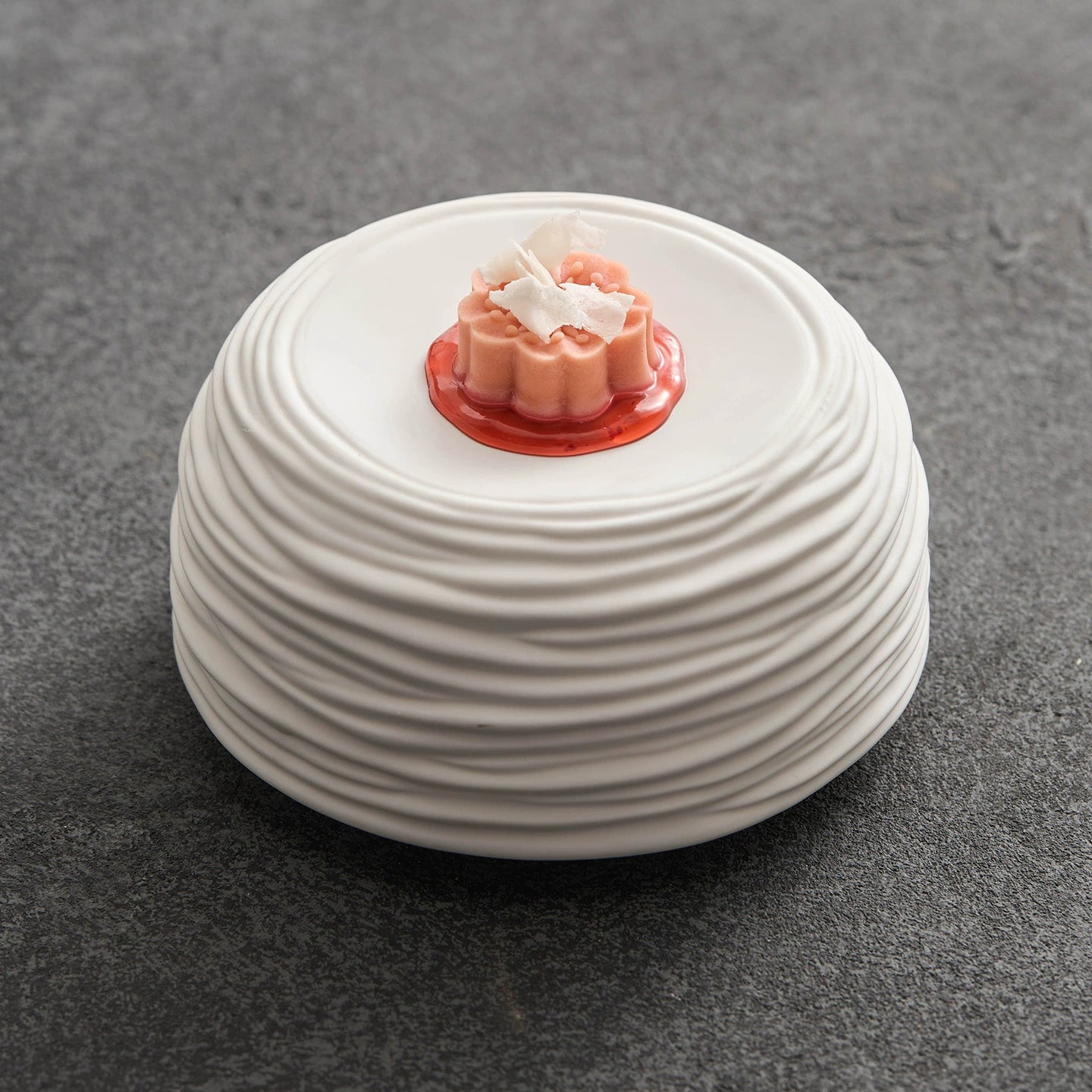 High-temperature fired ceramic plate with sculptural design
