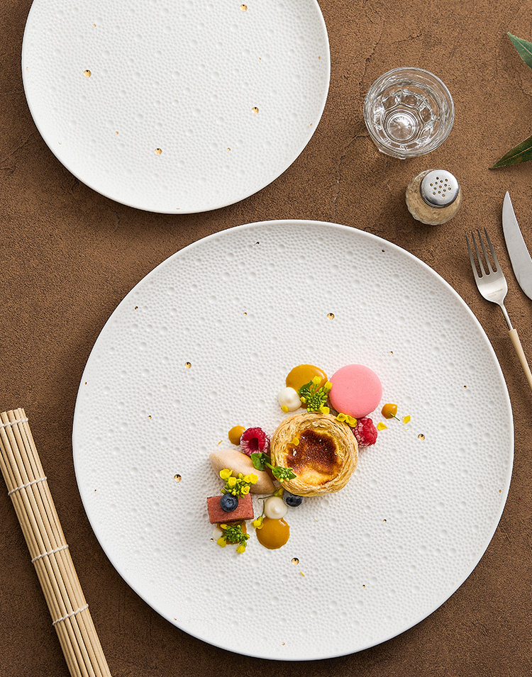 High-temperature fired porcelain plate detail