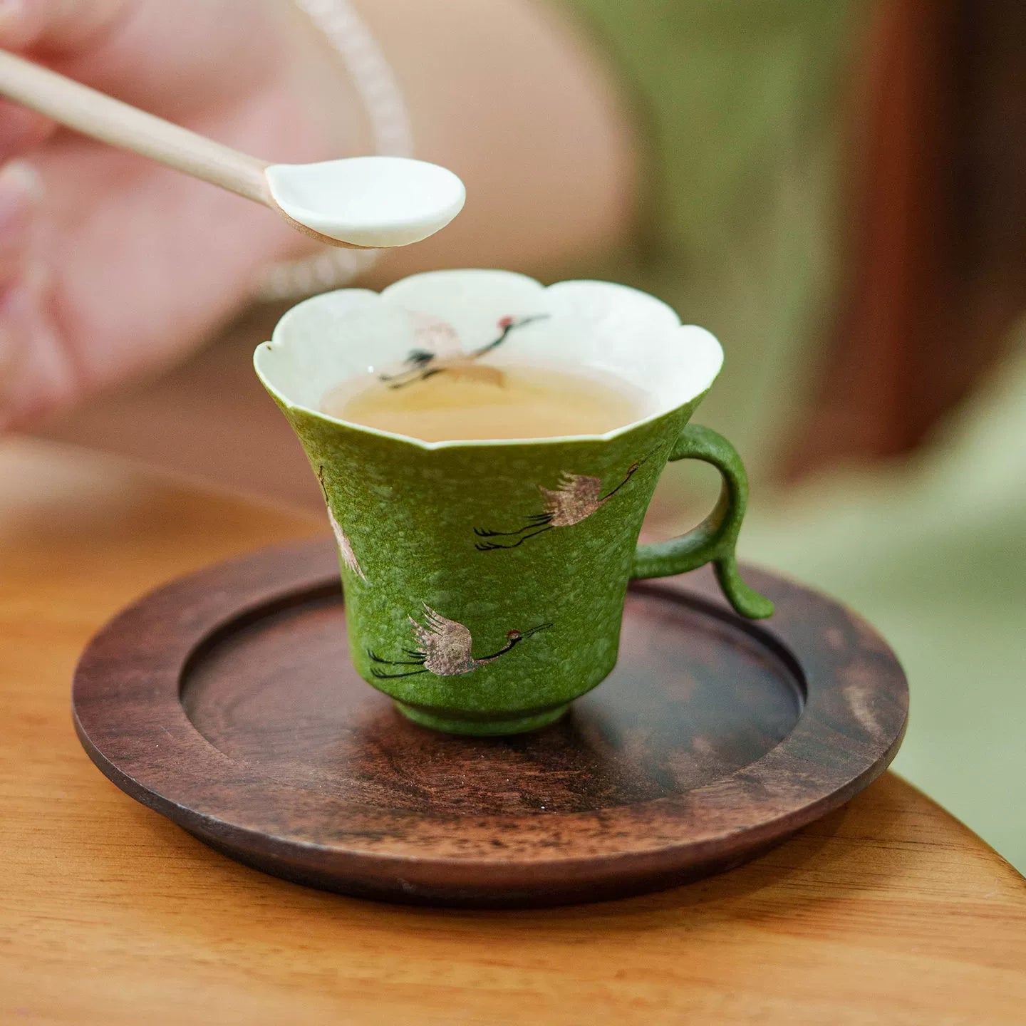 High-temperature porcelain floral rim teacup with elegant handle and silver crane design