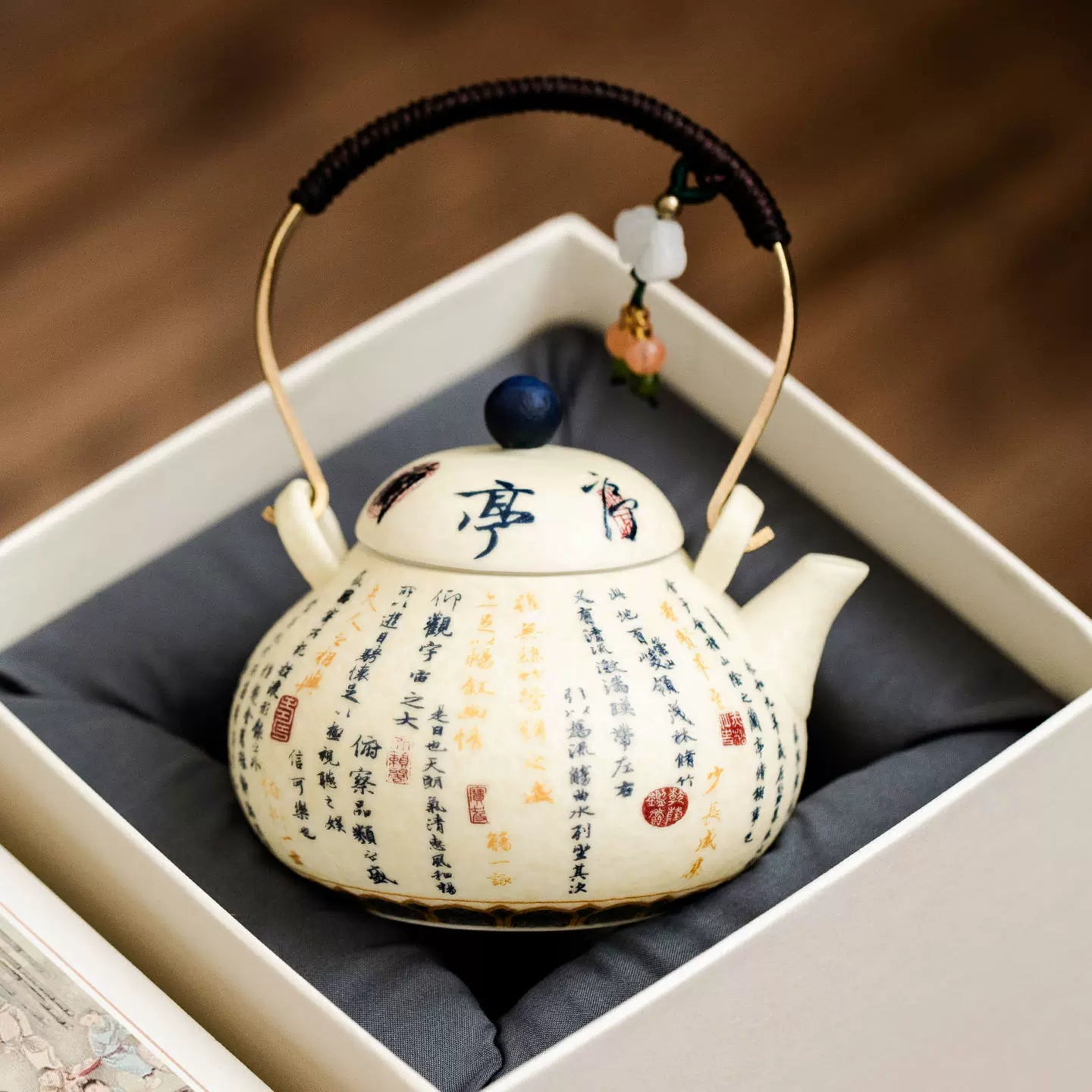 Ivory white pear-shaped teapot design