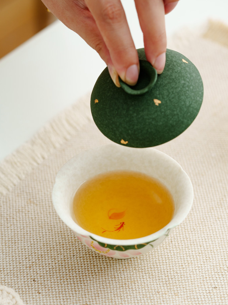 Lightweight ceramic gaiwan with lotus painting