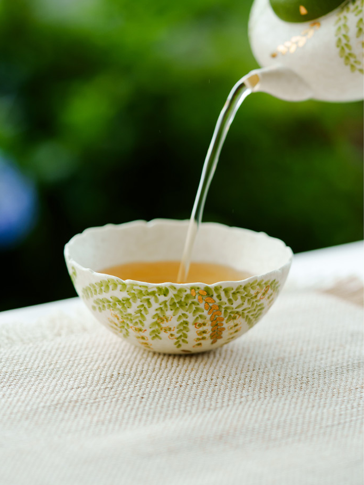 Lightweight ceramic tea cup 80g with leaf artwork