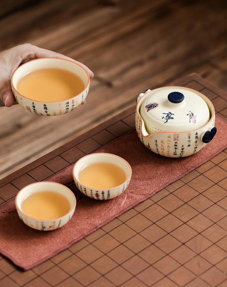 Lightweight porcelain tea kit with travel case