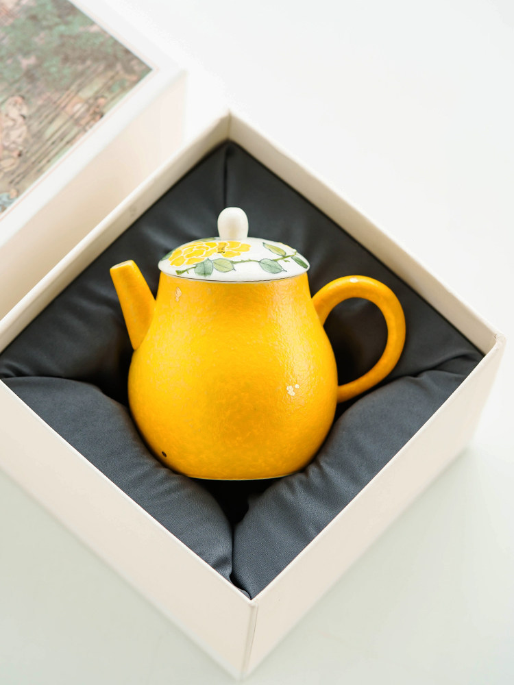 Luxury 199g gift set including an artisanal hand-painted porcelain teapot.