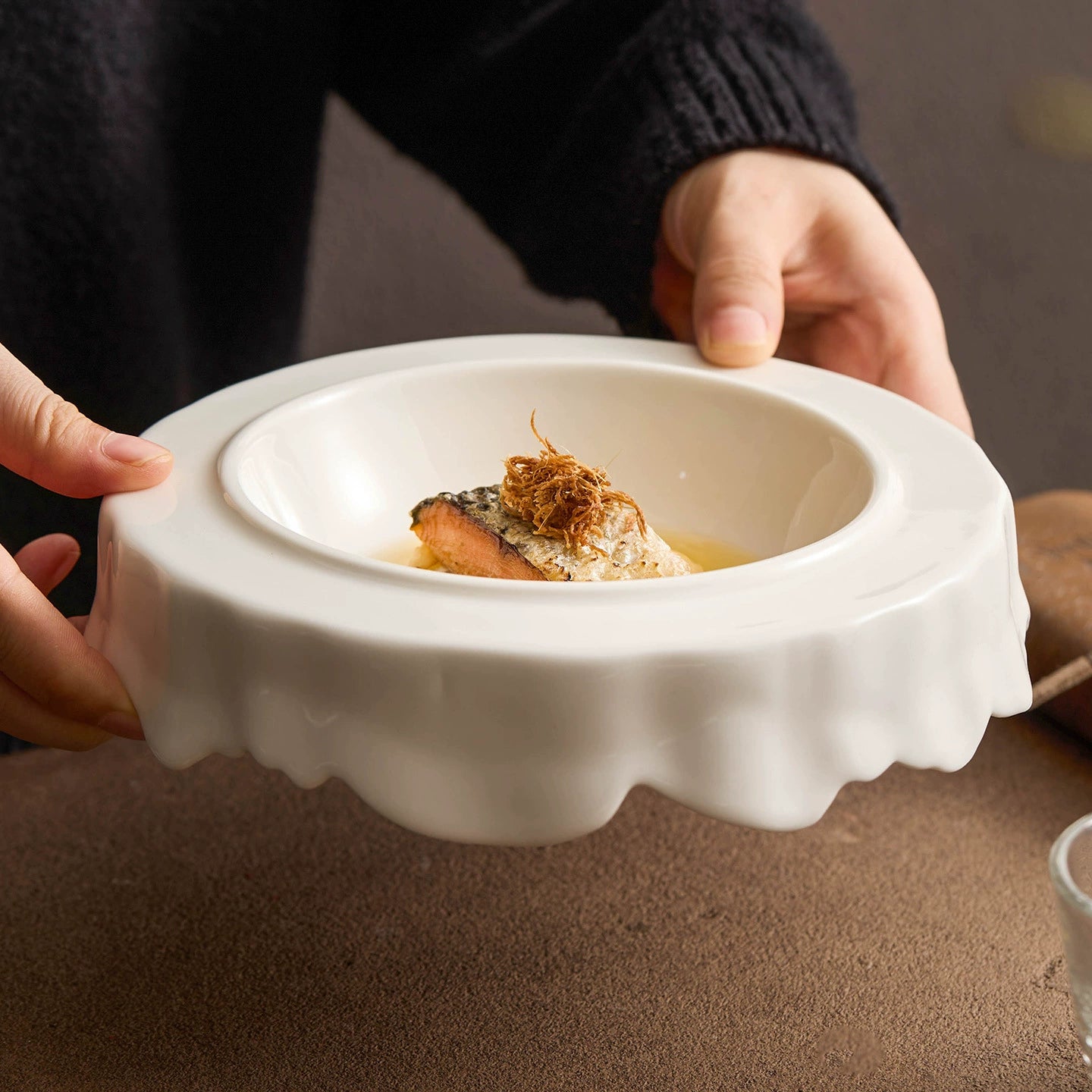 Minimalist asymmetric ceramic plate inspired by cloud contours.