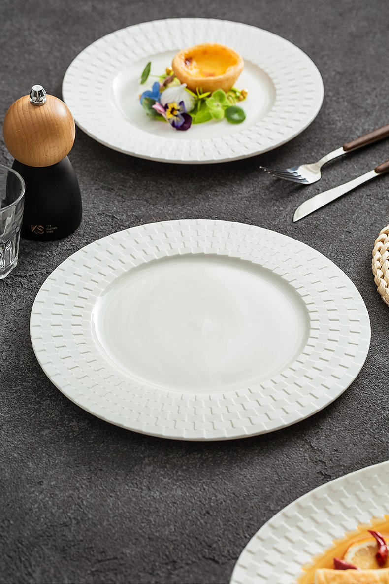 Minimalist ceramic flat plate suitable for main courses and desserts