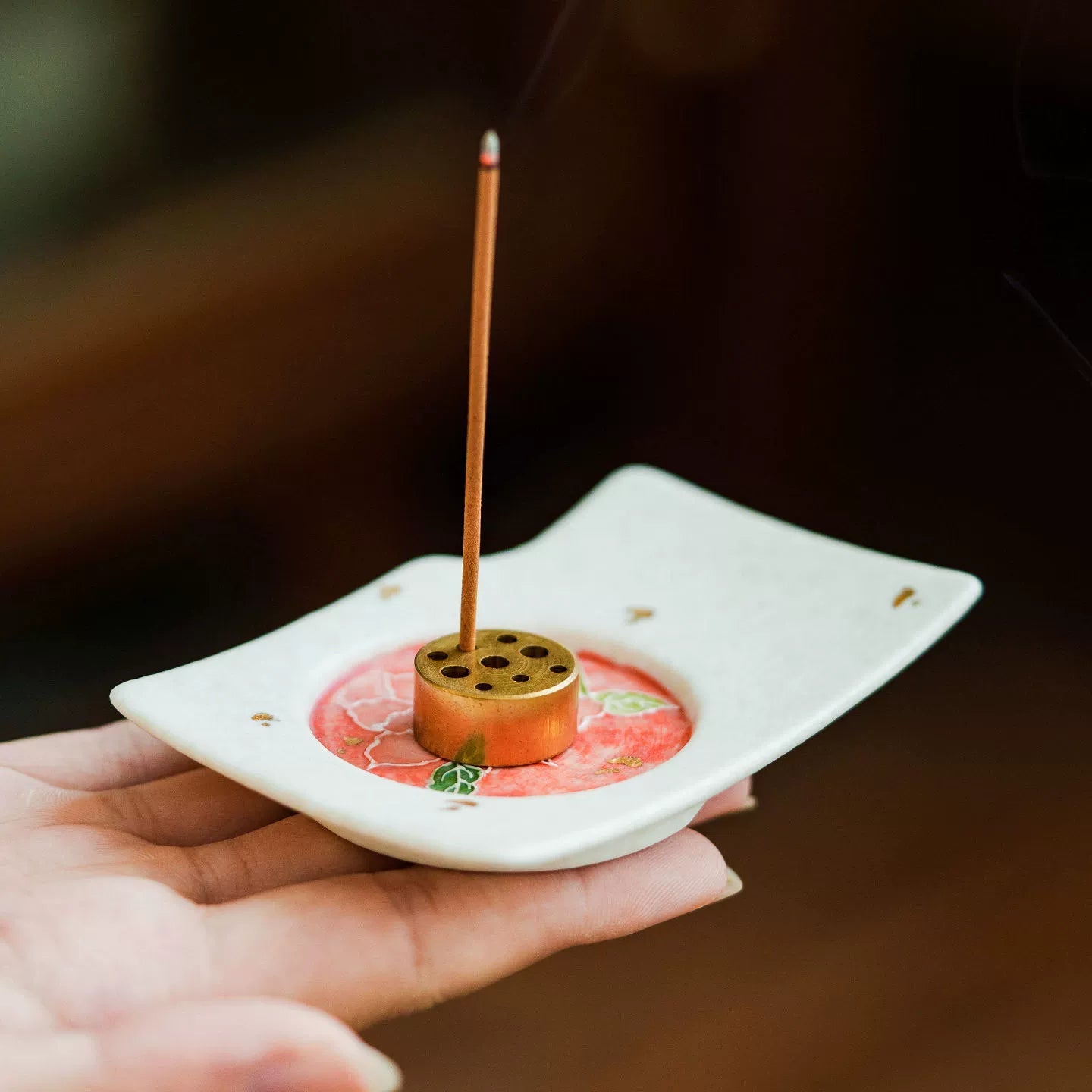 Minimalist red and white incense plate inspired by Eastern aesthetics