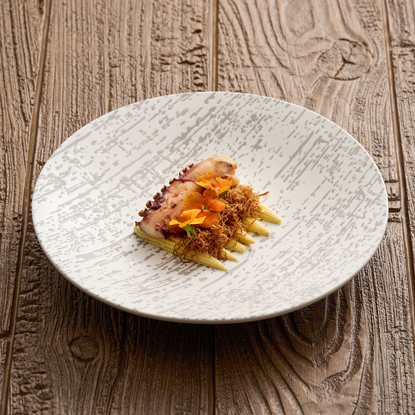 Minimalist textured ceramic plate for steak and pasta