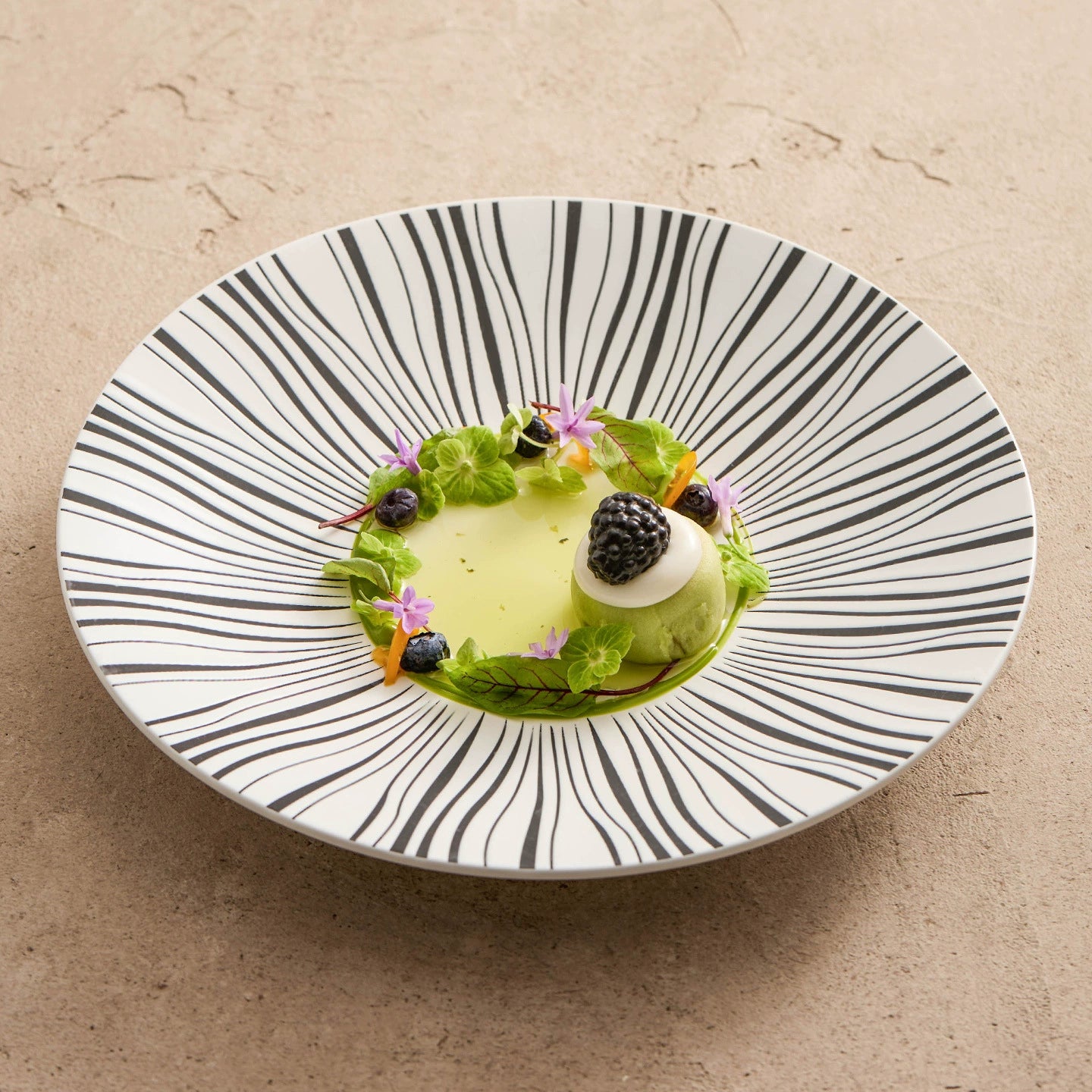 Modern ceramic plating dish with radiating stripes


