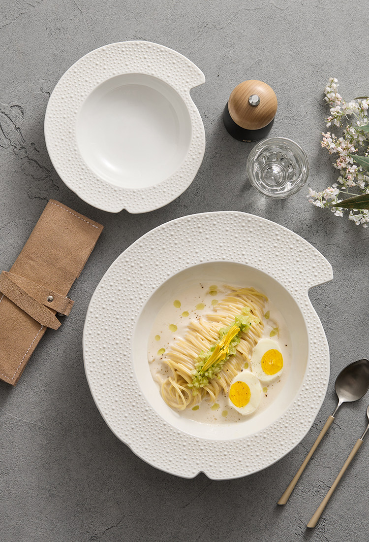 Oversized 12.5-inch irregular rim bowl with 750ml capacity for fine dining.